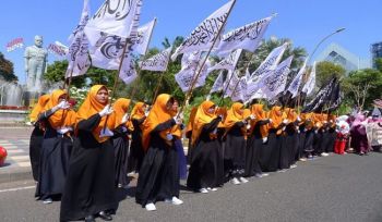 Hizb ut Tahrir Indonesien: Der Aufruf Hidschra zur Scharia und das Schwenken der Ar-Raya und Al-Liwa Flaggen in 50 Städte